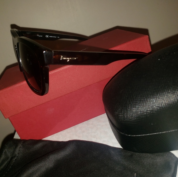 Salvatore Ferragamo polarized tortoise sunglasses - Picture 4 of 4